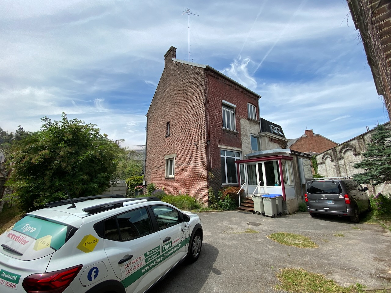 MAISON BOURGEOISE INDIVIDUELLE + LOCAL COMMERCIAL À VENDRE À